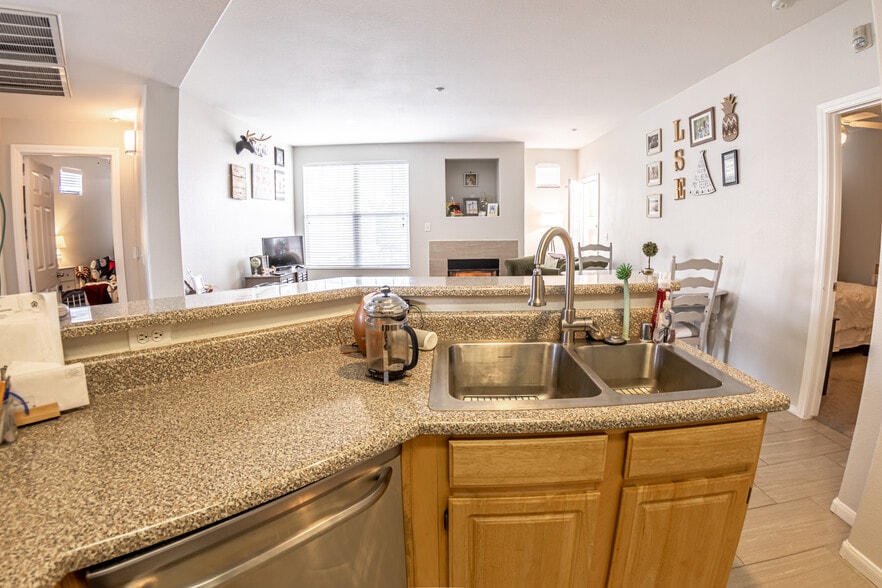 Building Photo - 5855 Valley Dr