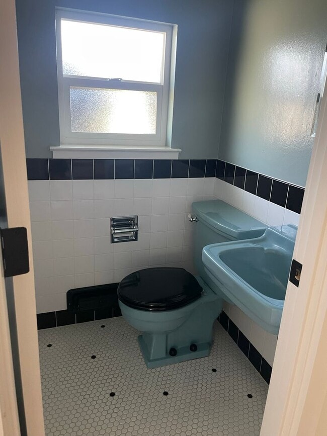 Building Photo - Remolded Mid-Town / South-West location wi...