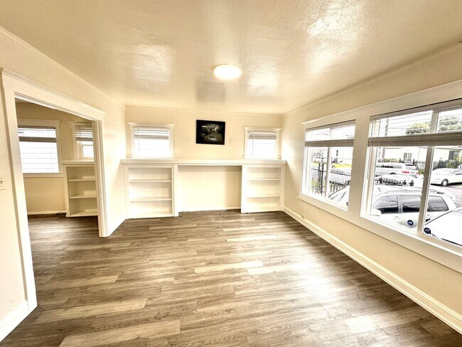 Building Photo - 1321