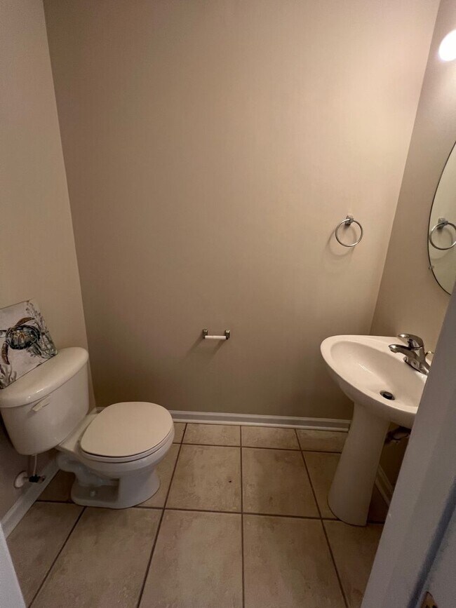 Building Photo - Spacious 2 Bed/2.5 Bath Townhome - Conveni...