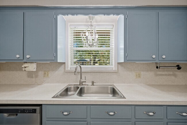 Building Photo - 2607 Brom-Bones Dr