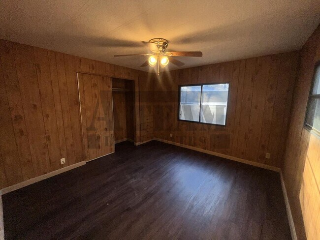 Building Photo - Spacious 2-bedroom, 1-bathroom home!