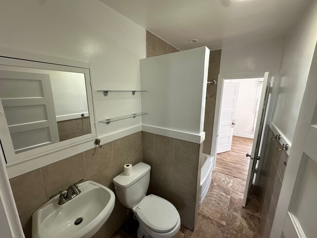 Building Photo - Fairview Heights Bungalow | 2 Bed / 1 Bath | Yard & Parking