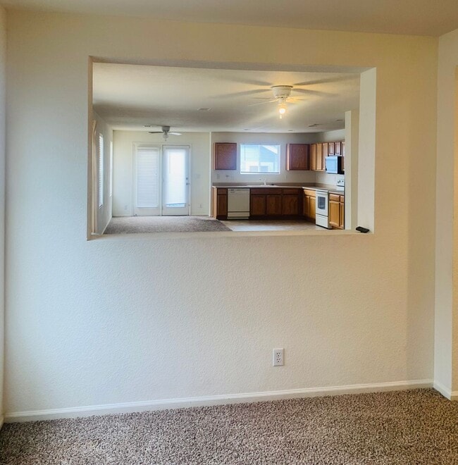 Building Photo - 3 Bedroom 2 Bathroom Townhome Close to DIA