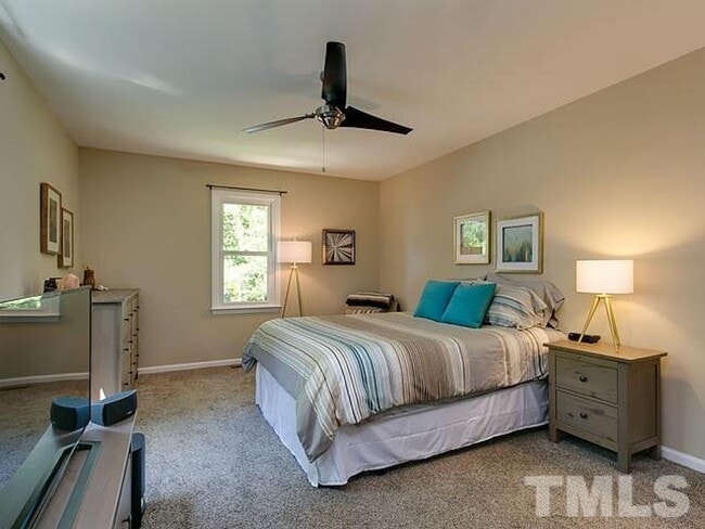 Building Photo - Gorgeous 3 Bedroom Home, Hardwood Floors, ...