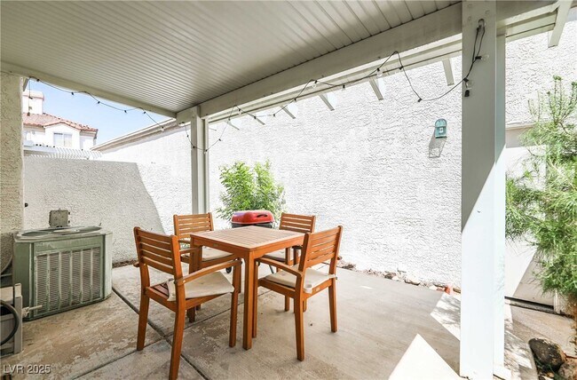 Building Photo - 363 Seine Way