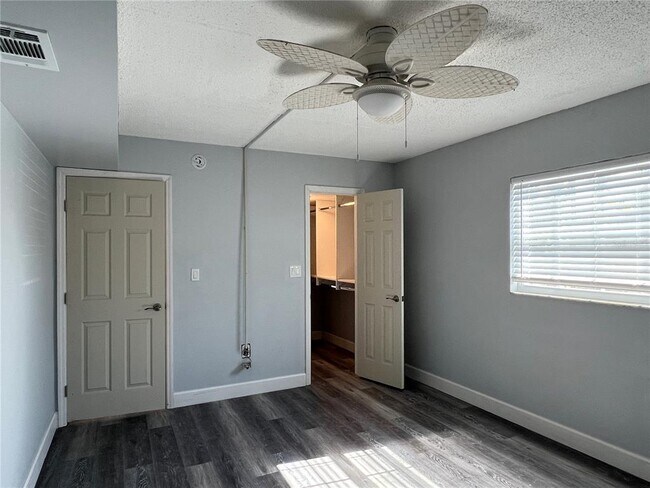 Building Photo - 8825 Bay Pointe Dr