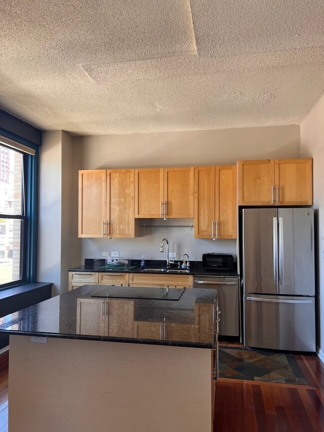 Building Photo - 600 S Dearborn St