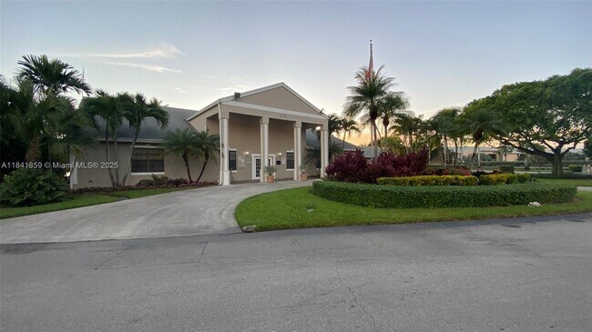 Building Photo - 1017 Washington Cir