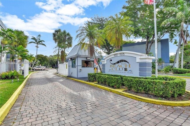 Building Photo - 9371 Fontainebleau Blvd