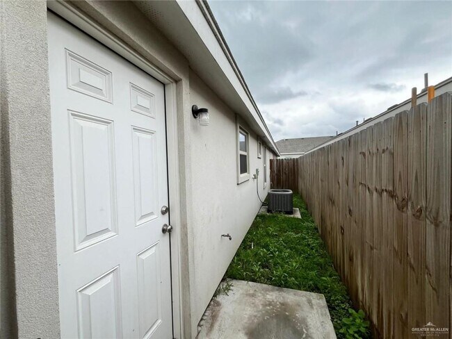 Building Photo - 1413 Alta Vista Dr