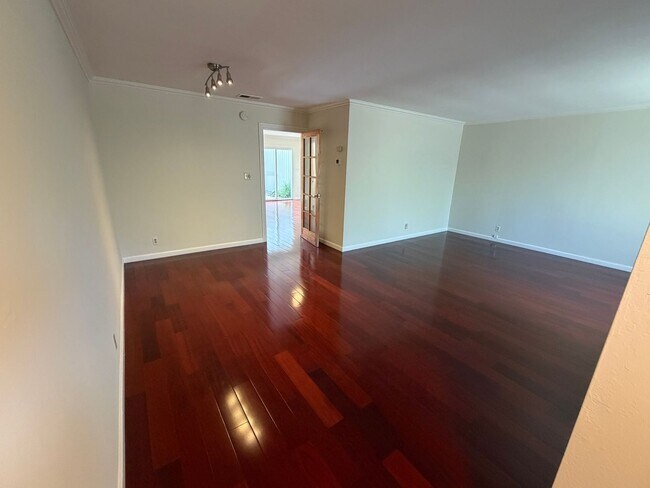 Building Photo - 3423 Catalina Ave