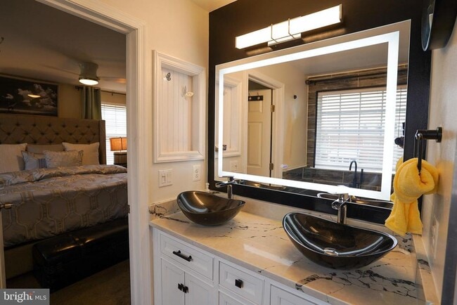 Building Photo - 5636 Gwynndale Ave