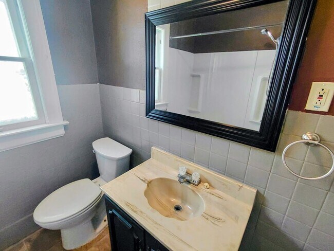 Building Photo - 2 Bedroom 1 Bathroom Home for Rent