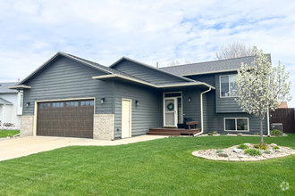 Building Photo - Spacious & Stylish Home in a Prime Location!