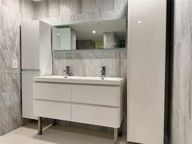 Building Photo - 2000 Towerside Terrace