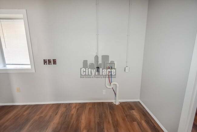 Building Photo - 6123 E 14th St