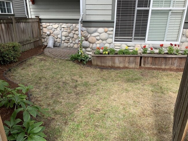 Building Photo - Gorgeous Ravenna Townhome