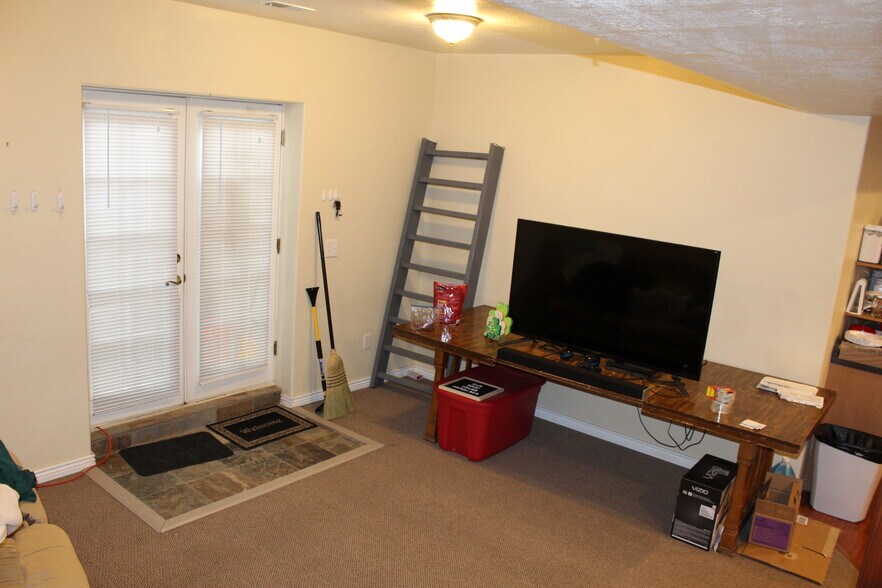 Building Photo - 1410 Canyon Dr