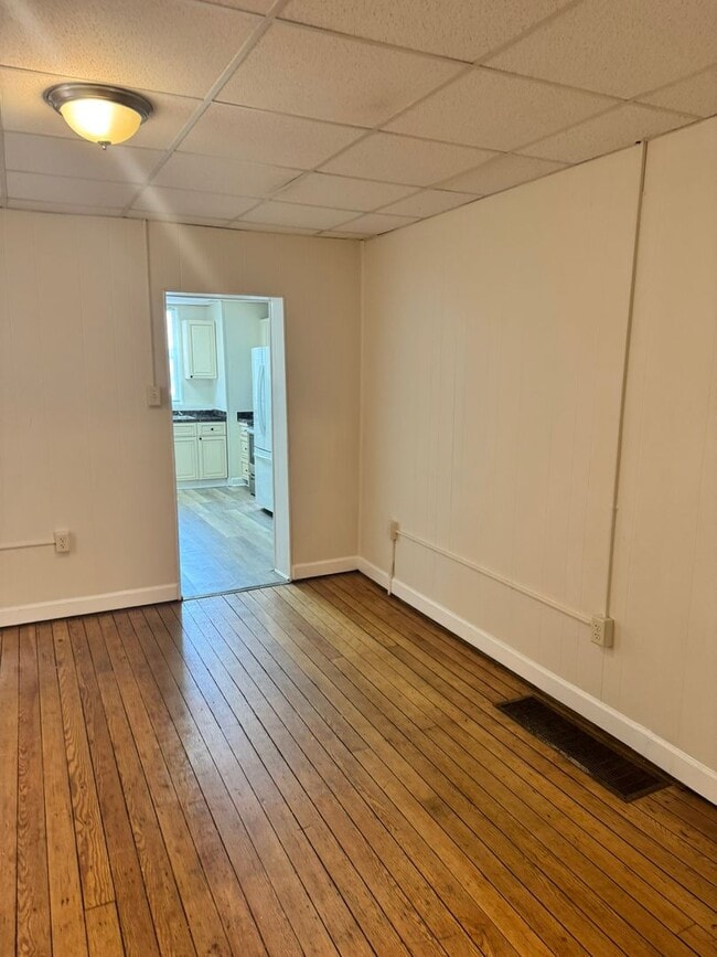 Building Photo - 3 bedroom, 1 bath, 2 story half double house