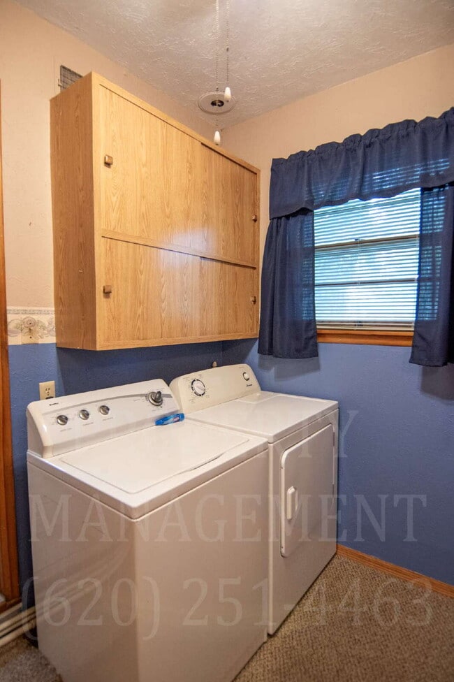 Building Photo - 3-Bed, 1.5-Bath with Detached Dual-Access ...