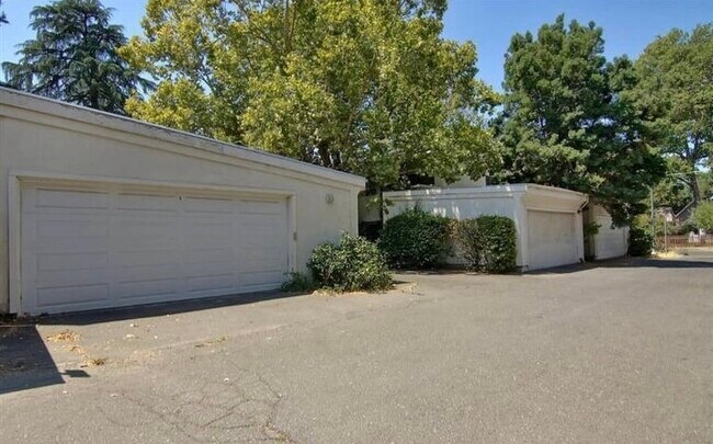 Building Photo - 206 2nd St