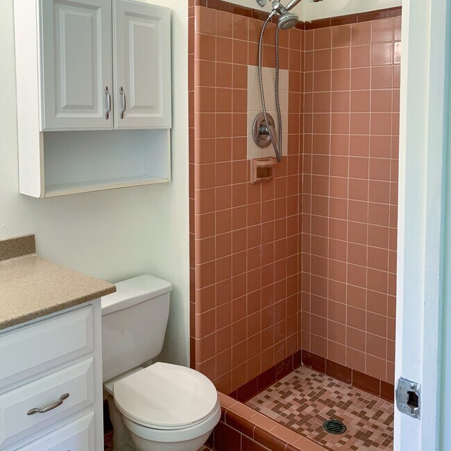 Building Photo - 3/2 House Walking Distance to UF & Law Sch...