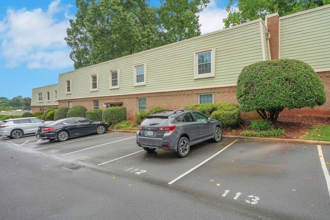 Building Photo - Charming 3BR Condo in Charlotte