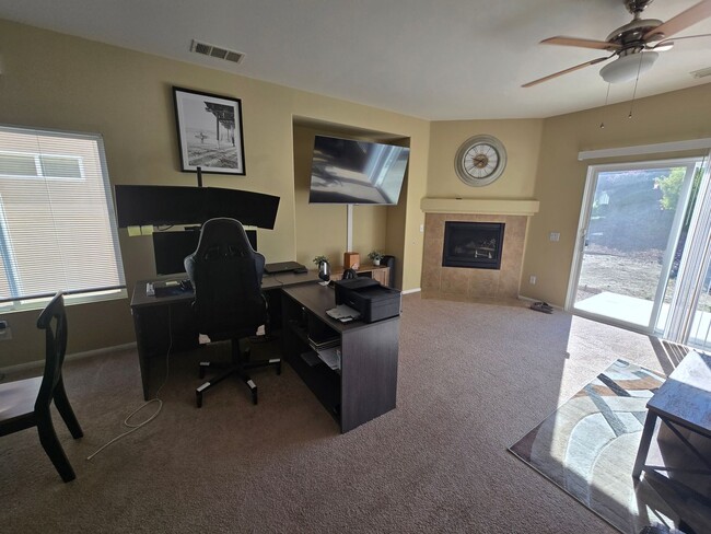 Building Photo - 3 Bedroom 2 Bath located in Mountain View DHS