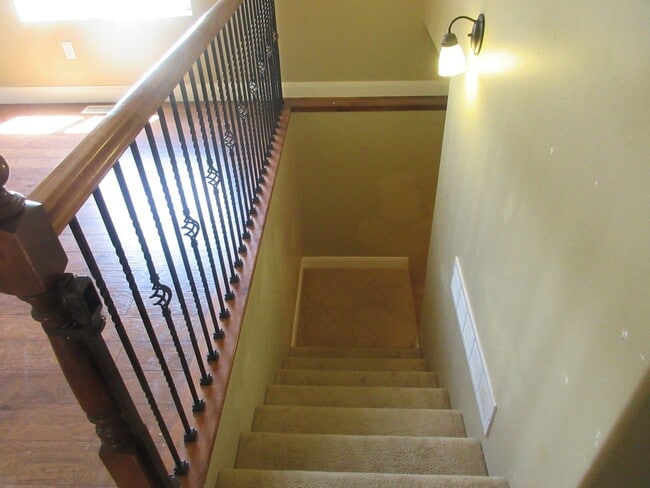 Building Photo - Move-In Bonus!!! 5 bedroom, 3 bath Single Family Home