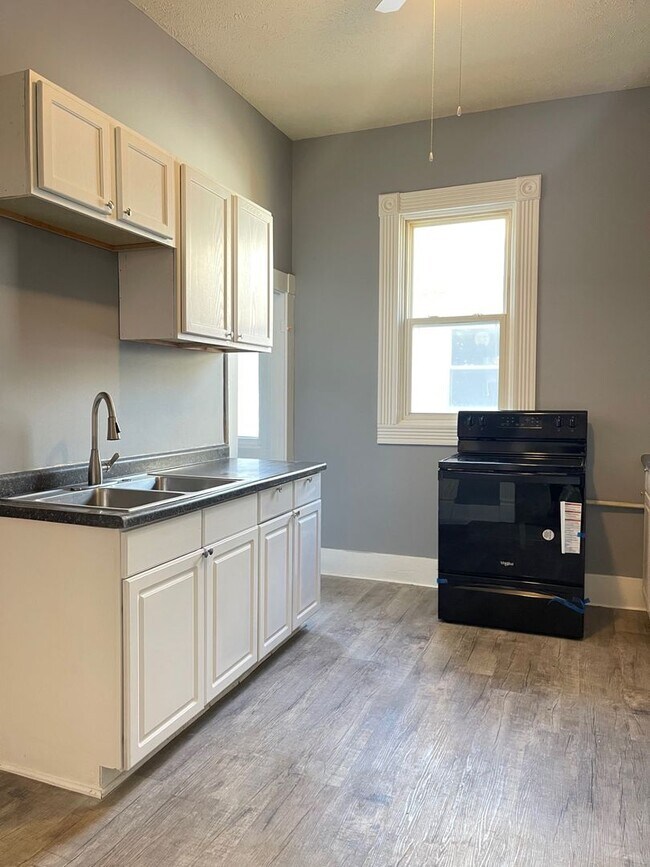Building Photo - Cozy Renovated 2 Bed in South Omaha!