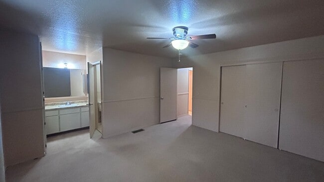 Building Photo - 560 Clover Dr