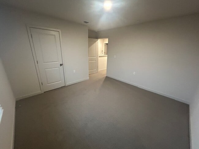 Building Photo - Newer 5 Bedroom 3 Bathroom in Tulare!