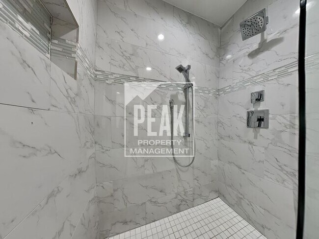 Building Photo - $2,600! Beautiful 3 Bed, 2 Bath home in Desirable Plano! Tour today!