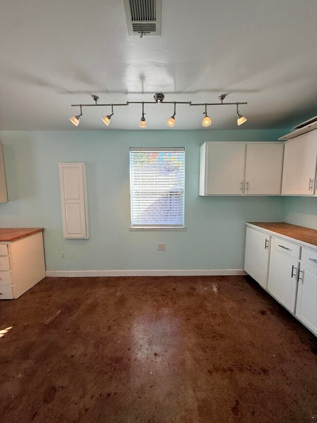 Building Photo - 255 Ridge Lake Rd