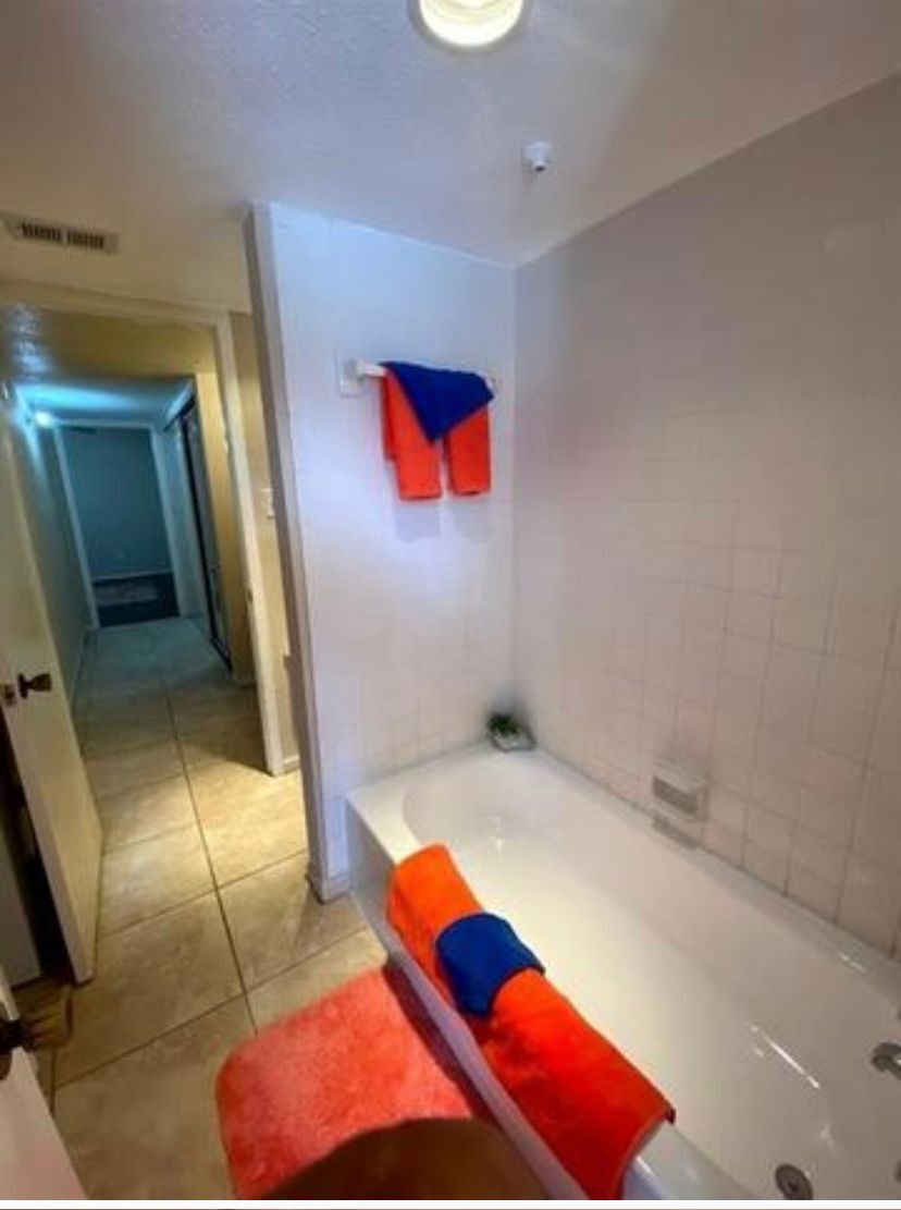 Building Photo - 9000 Bissonnet St