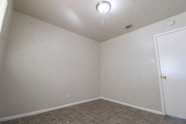 Building Photo - ********Move In Special- 1 Month Free off 1st FULL MONTH********