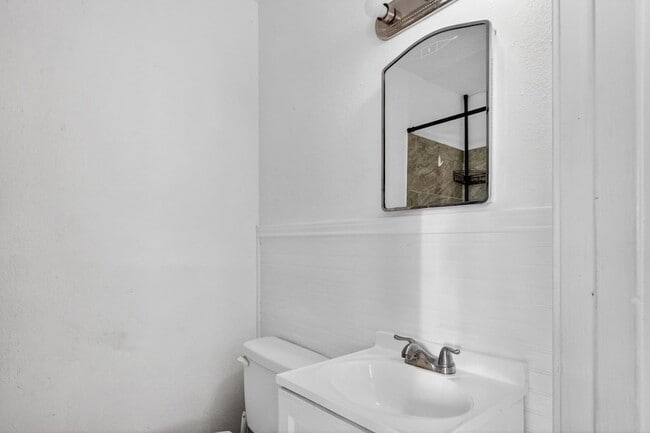 Building Photo - 2011 W 16th St