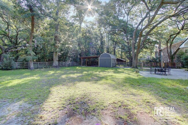 Building Photo - 209 Chucker Dr