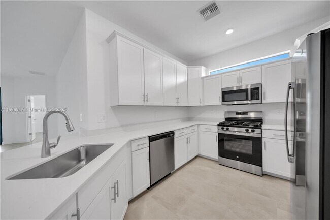 Building Photo - 19553 Hinkley Dr