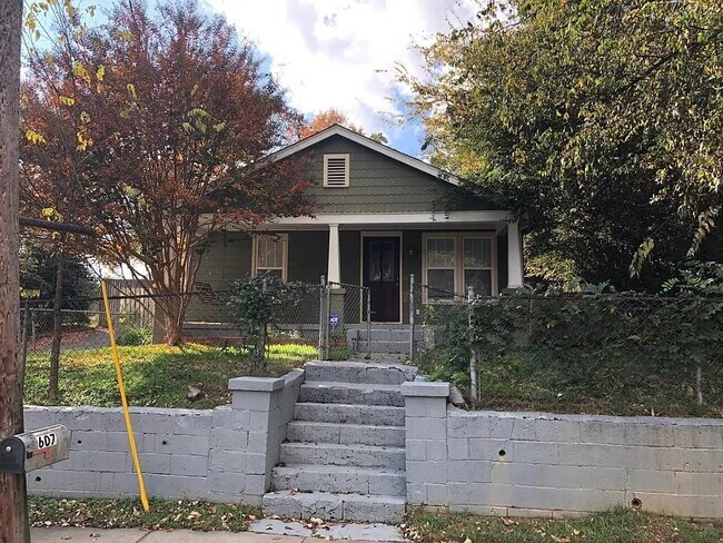 Building Photo - 607 Snow St