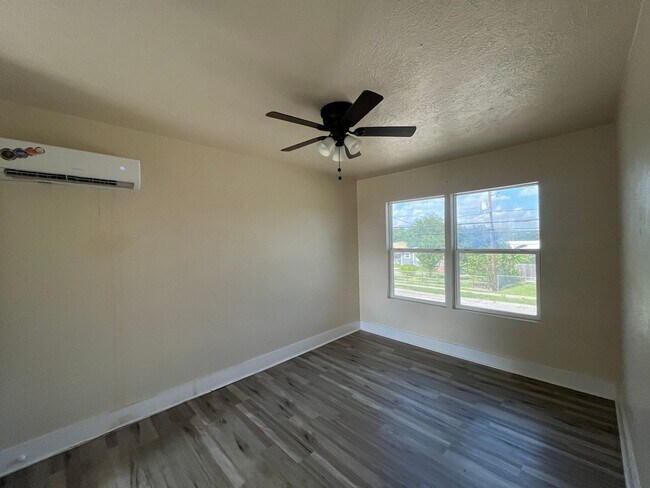 Building Photo - South Side Two Bedroom One Bath with Elect...