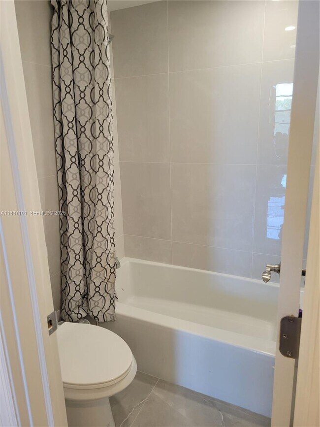 Building Photo - 3401 N Country Club Dr