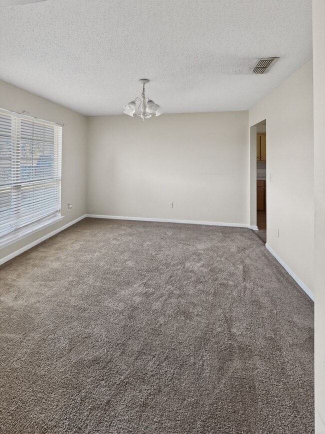 Building Photo - RATE DROP ALERT (was $2200/month) and MOVE-IN SPECIAL: 1st FULL MONTH'S RENT FREE*