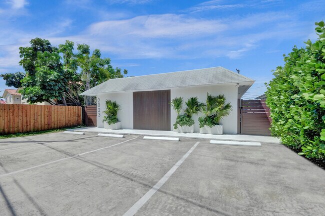 Building Photo - 2023 Miami Rd