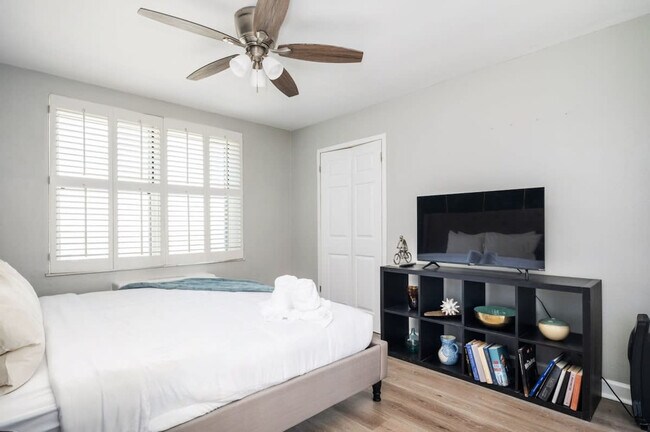 Building Photo - 300 W Peachtree St NW