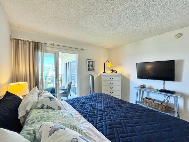 Building Photo - 1-Bedroom + 1 Bathroom Condo | Channel Islands Waterfront | Monthly Furnished Rental