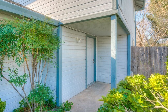 Building Photo - Greenwood Estates has an Excellent 2 Bedroom, 1.5 Bath Townhouse with a Backyard and Garage!