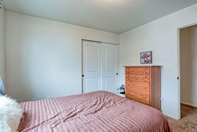 Building Photo - 3 Bedroom 2 1/2 Bath Split Level in Johnstown