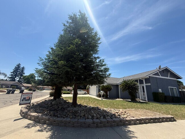 Building Photo - ***JUST REDUCED!!!*** 3-bedroom, 2-bath home in Visalia, CA!